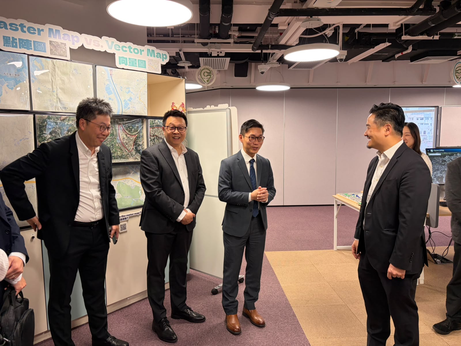 黄元山博士到访发展局地理空间实验室，了解空间数据共享平台及地理空间实验室的工作。
